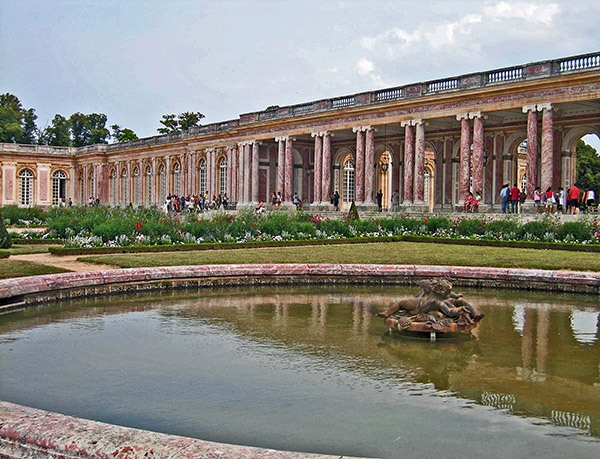 Cung điện Grand Trianon nổi bật với toàn bộ phần tường làm bằng đá cẩm thạch