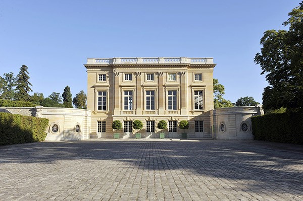 Cung điện Petit Trianon là một kiệt tác tân cổ điển trong khuôn viên cung điện