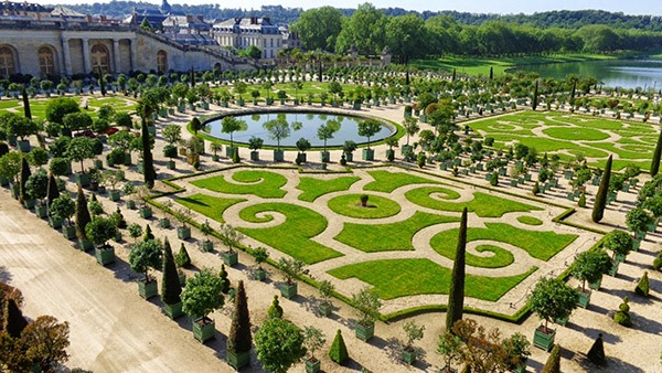 Sau nhiều đời vua và nhiều lần mở rộng, hiện nay lâu đài Versailles là công trình nổi bật của châu u cũng như thế giới