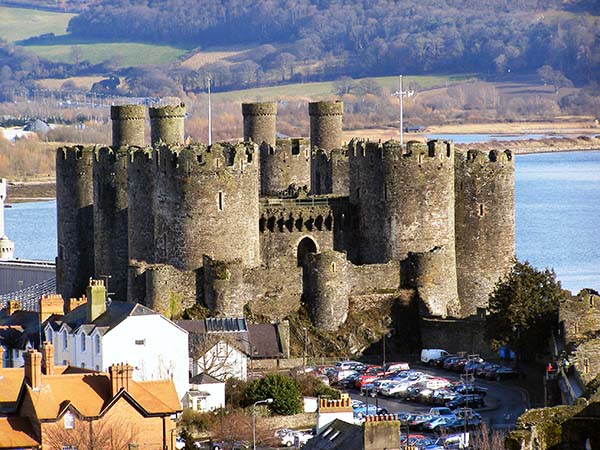 Lâu đài Conwy, lâu đài nổi tiếng với sự kiên cố, tường cao, hào sâu