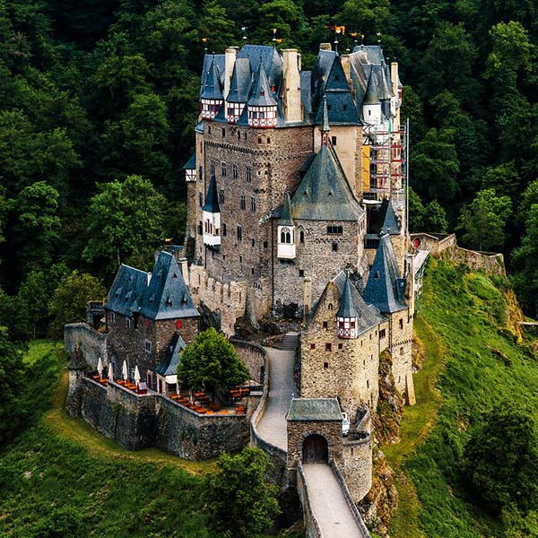 Tòa lâu đài Eltz hiện thân cho cuộc sống xa hoa của giới thượng lưu Đức thời Trung cổ