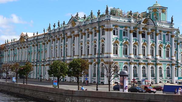 Chiều ngang cung điện trải dài bên sông Neva