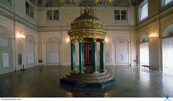 Không gian lớn nhất cung điện - Sảnh vào của phòng nghi lễ Nevskaya