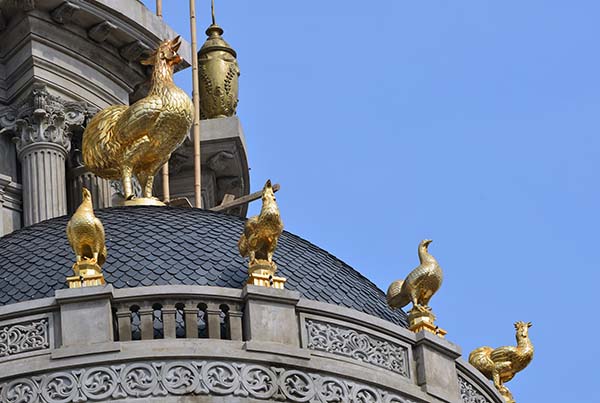 Công trình lâu đài nổi bật với 6 con gà được đúc đồng và mạ vàng chất lượng cao