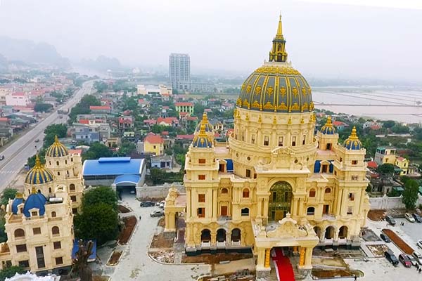 Top 10 tòa lâu đài Việt Nam có kiến trúc độc đáo sánh ngang thế giới